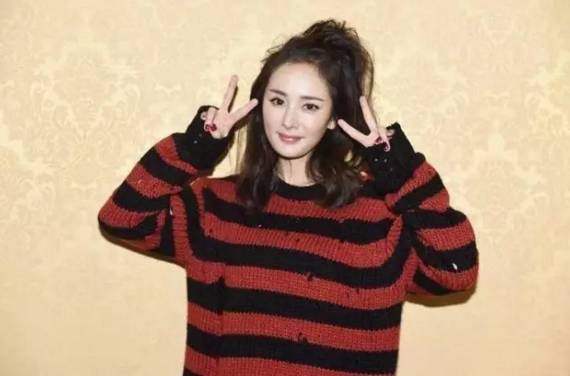 伟德bv1946官网一个男人父母双亡过年没地方去 娶了个大9岁的女明星一年后他生日宴上岳父母穿着和他同款的红卫衣