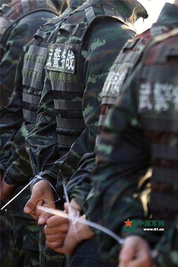 特战队员的手被扎带绑在了身体后面.