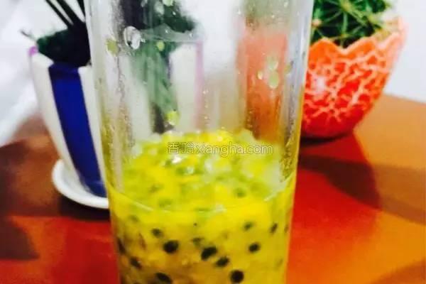 然后芒果百香果放入打果汁机里加入一点点凉开水和少许的糖