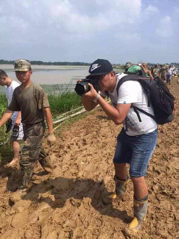 "许大壮"光脚踩淤泥 许诚,90后,因身材魁梧,海拔较高,力大无穷,绰号"