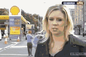 【gif】在公共场合突然被扒掉裤子,肯定很尴尬,哈哈哈