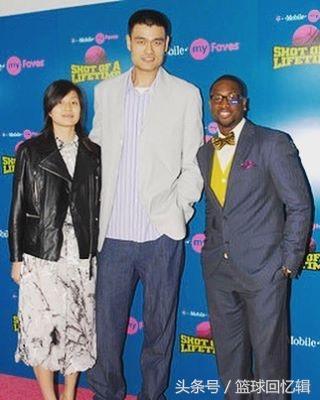 姚明携爱妻叶莉和闪电侠韦德出席活动的合影,叶莉身高190cm,闪电侠