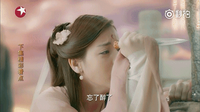 当初那个只懂情爱,痴缠着帝君小狐狸,已经成长成了青丘女帝,肩负起了