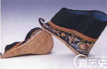 2200多年前,周朝女性所穿的礼履,就是圆头高底的鞋子,姑且称之为"古代