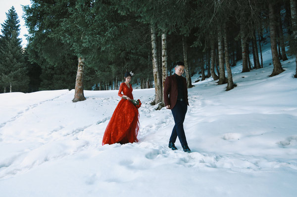 新疆雪景婚纱照_纯洁唯美的雪景个性婚纱照(2)