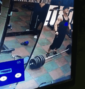 前阵子这个小视频传遍了朋友圈 这位小哥每侧加了6个杠铃片 颤抖着