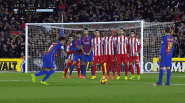 线前任意球机会,此球角度地点更适合左脚球员,但梅西已先行被换下休息