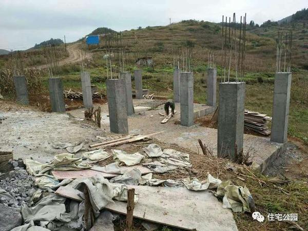 基础内土方回填夯实找平,浇筑素混凝土形成基础底板,并现浇框架柱.