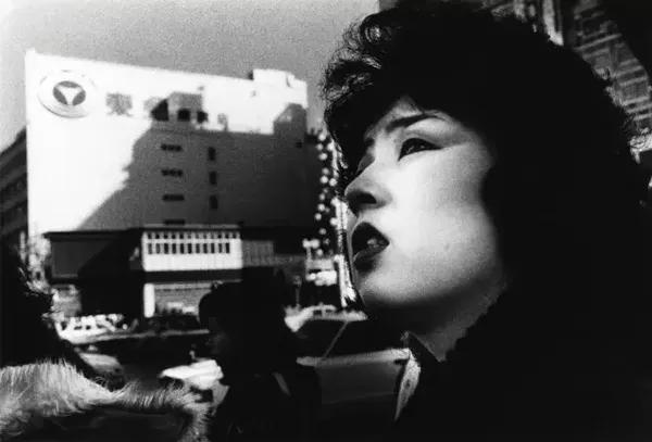 表情原理 森山大道:东京,1978年 面部的表情,光影 后期需要提高脸颊