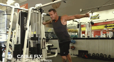 为了防止肩部受伤,每做完一组时都要拉伸一下胸肌和活动肩关节.