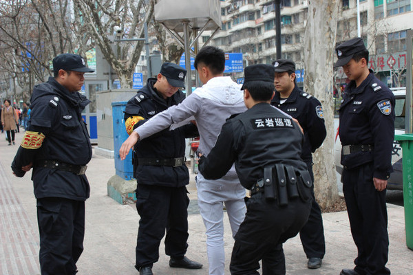 社区辅警在夜间巡逻中接到值班室的电话,称双峰路有群众发生纠纷.