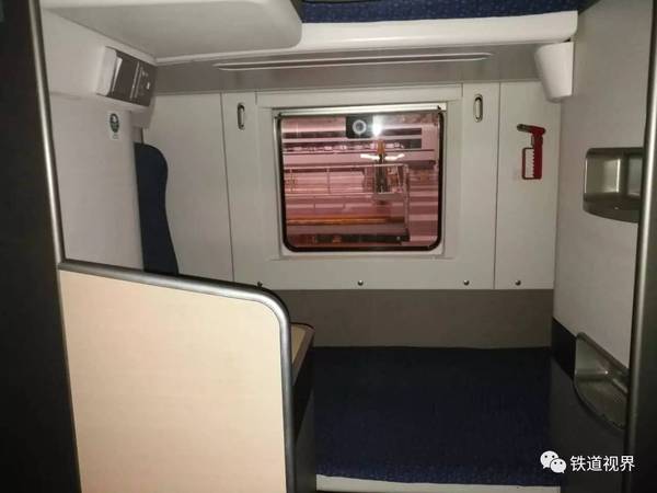但由于纵向卧铺布局需要,纵向布局crh2e型动车组车体尺寸加以调整,车