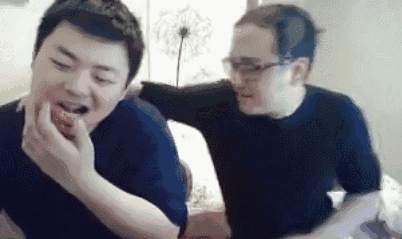 嫩嫩的小脸看起来充满少年的羞涩 谁能想到 现在竟成了油腻的秃头怪