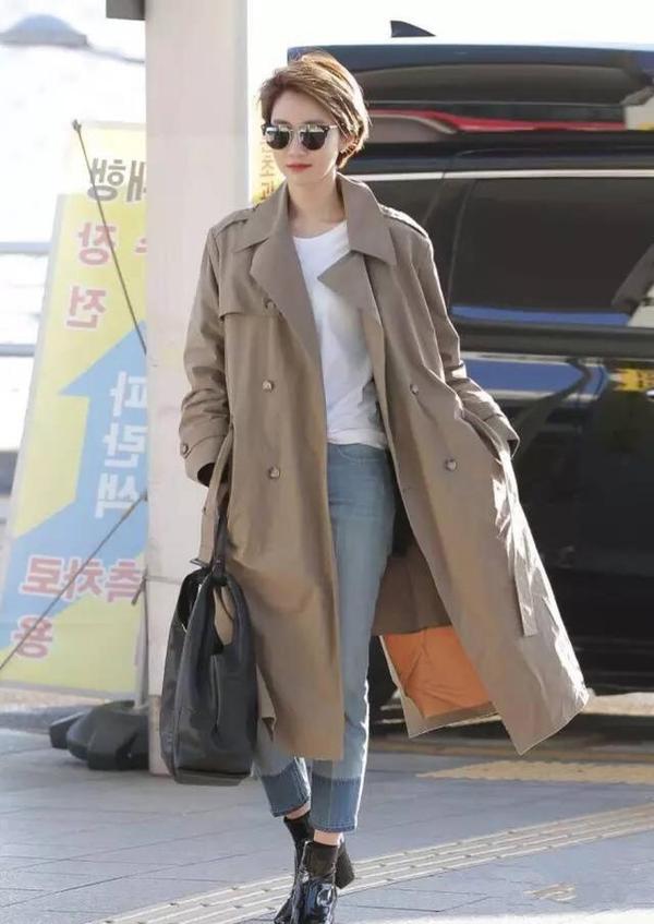 taylor swift 姜黄色中长款风衣,清新动人,搭配同色系小碎花连身裙
