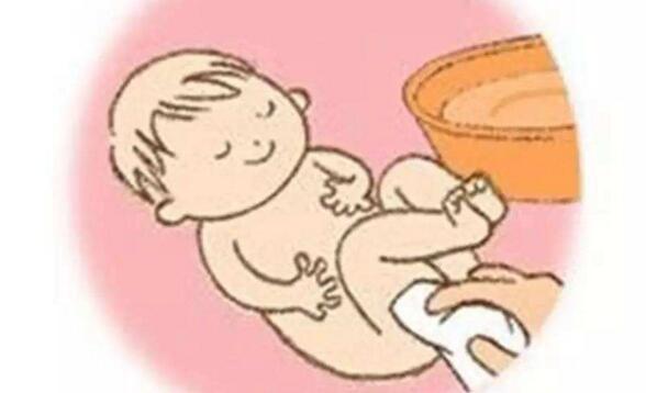 重点清洗根部 男宝宝私处重点清洗的地方就是根部,再有就是阴囊下面.