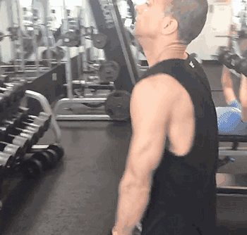 感受一下哑铃交替前平举