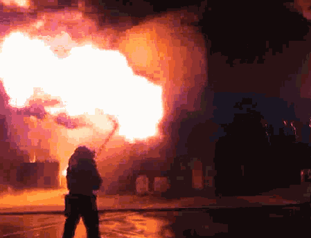 周围虽然有居民居住,但是此次火灾并没有殃及到周围居民.