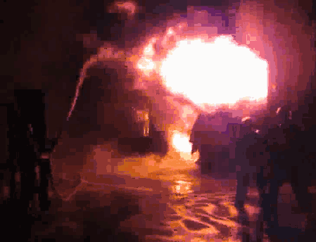 漫天火光中,大家却看见了