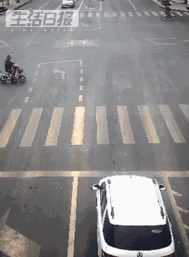 在经过十字路口时,该男子驾驶电动车闯红灯与轿车相撞,二人被撞飞