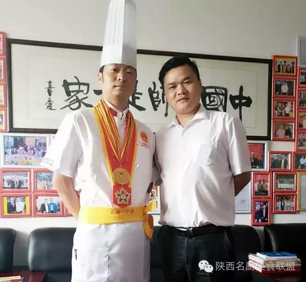 图为成飞与陕西省饭店协会名厨委副秘书长,中国厨乡蓝田餐饮联盟秘书