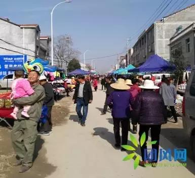 3月27日,团风上巴河镇人才招聘会暨第四届农副产品推介会(花朝节)在