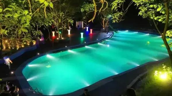 开放时间:08:00-22:00 度假园区内的超大纯正山泉泳池 夜晚的灯光亮起