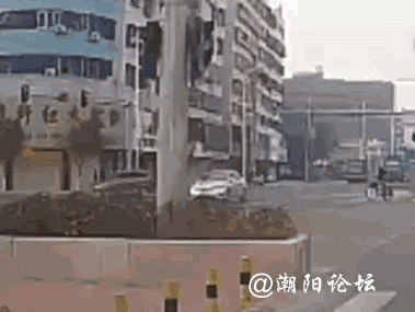 汕头某十字路口发生惨烈车祸,一人当场死亡!行车记录仪拍到恐怖过程!