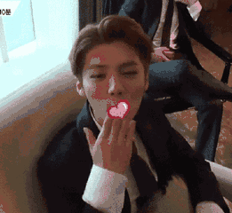 鹿晗送你一个吻!快来接住!