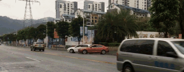 交警蜀黍明确表示此行为属于: 你有在这里跨压实线吗?