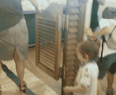 【搞笑动图】一言不合就撩妹,这家伙太不正经了!