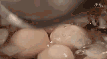 涨姿势|别再用手剥鸡蛋了,这样剥蛋,只需3秒还光滑完整不浪费!