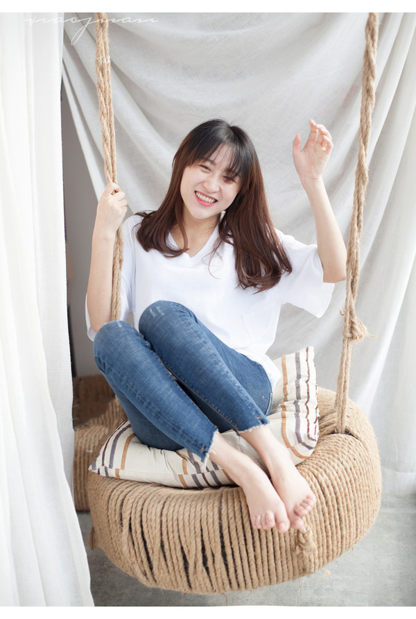 一个坐在沙发上那阳光般笑容的女孩!