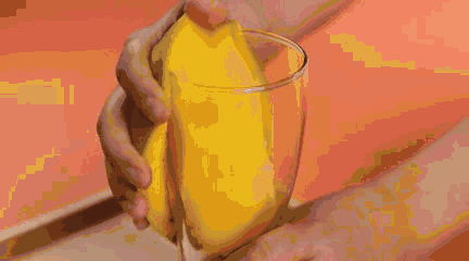 动图 借助一个玻璃杯,像这样轻轻一刮,果肉便取出了.