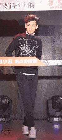 竟然主动屈膝伸手空握了一下 秀胸肌耍酷严肃脸 看完这波帅照福利