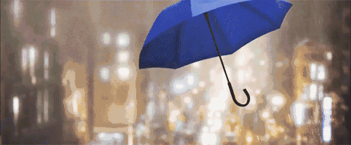 行人不慌不忙地打开手中的雨伞, 在这其中,有一把蓝色的雨伞, 在倾盆