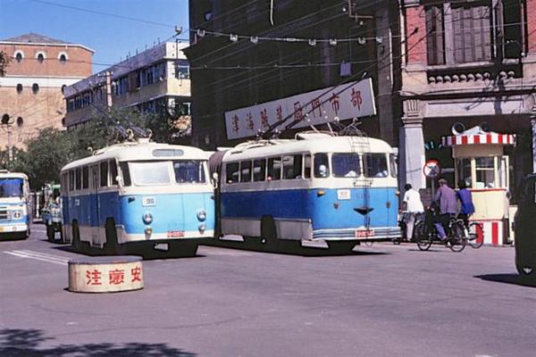 电脑上wap网:老照片:八十年代初 古朴环保的城市公交车-文化读书频道