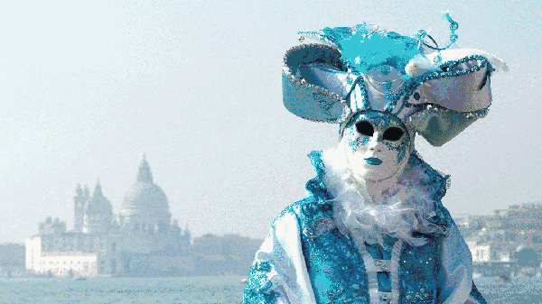 在巴西各地的狂欢节中,尤以里约热内卢狂欢节最著名,最令人神往.