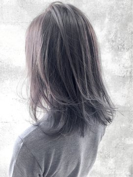 photo source 如果你不想要整头看起来灰灰的,可以请设计师把深蓝色