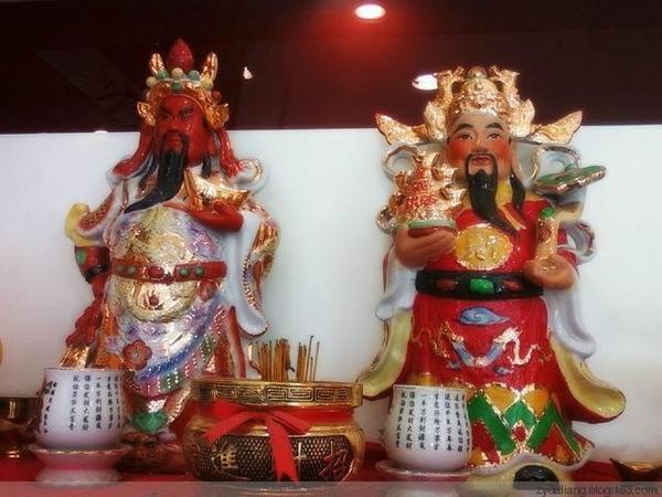摆放财神的注意事项: 在家摆放财神的话,一般都会摆放在财位上,能够起