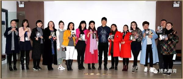 张晓龙老师与学校领导和嘉宾及所有老师合影留念
