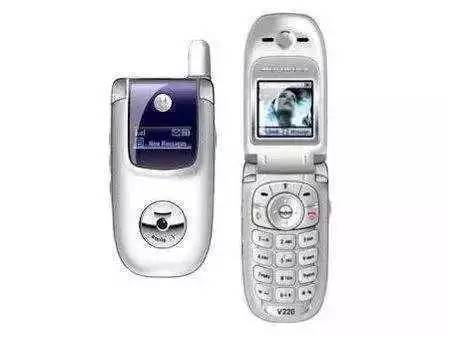 主要的新手机于2003年推出，引起了关于MOTO的争议