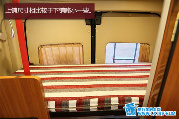 顺旅大通短轴中顶蜂巢房车是一款由上海顺旅房车打造的自行式B型房车,该车搭载上汽大通V80底盘,大通V80凭借十余年的专业房车改造经验,已然在房车市场占有一席之地,与大多数顺旅房车一样,精巧的内饰布局舒适温馨的驾乘体验是这款房车最大的特点。 在外观部分,这款顺旅大通短轴蜂巢房车基本与普通版车型保持一致,与大通长轴版房车相比,短轴房车行驶、停靠等都将更加灵活方便,一如既往地延续了一款B型房车应有的低调与务实,行车途中可同时乘坐5人。