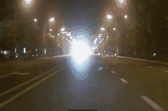 惊!远光灯晃眼 行车记录仪还原撞人瞬间