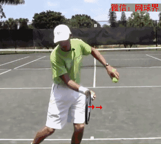 引拍时拍面关闭能保证垂直击到球,这是解决击球出界的最好方法.