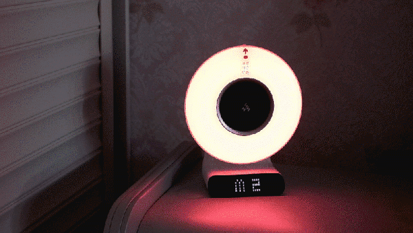 这是一个有情调的床头灯,诸葛小明