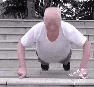 他用二指禅炸翻老外的朋友圈