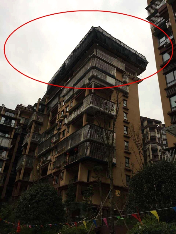 泸州酒城一号小区再现违建?实为打围恢复原楼顶