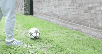 熟悉后即可用左右脚来回接球,同时增加传球距离.