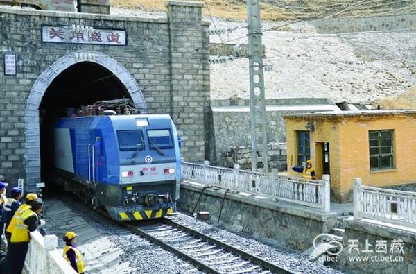 为了缩短火车在关角山上盘山行驶的时间,一条新的关角铁路隧道从2007