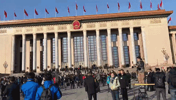 十二届全国人大五次会议3月5日上午9时在人民大会堂开幕,听取和审议